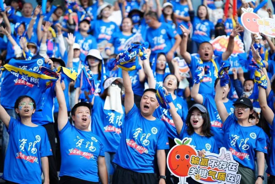 蓝色身影此, 由资阳市商